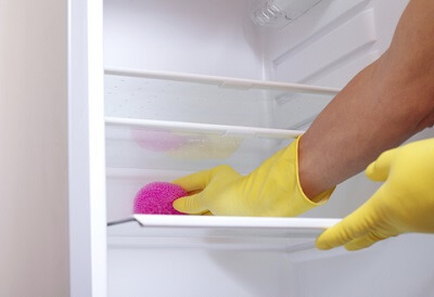 نصائح شركة النقاء لايت لتنظيف الثلاجة