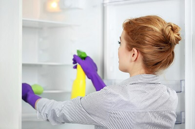 نصائح شركة النقاء لايت لتنظيف الثلاجة